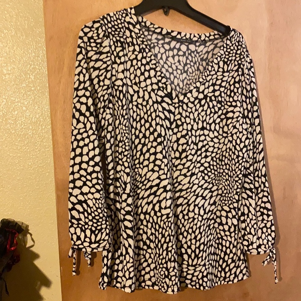 Women’s stretch blouse with side ties & black with cream print.